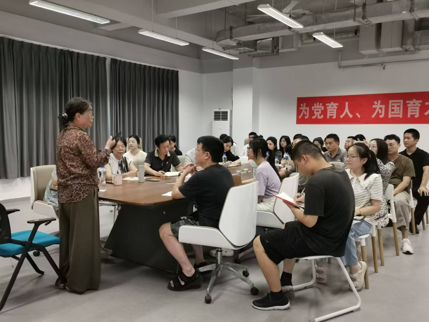 8.23-職業(yè)教師素質(zhì)提升培訓 (2).jpg